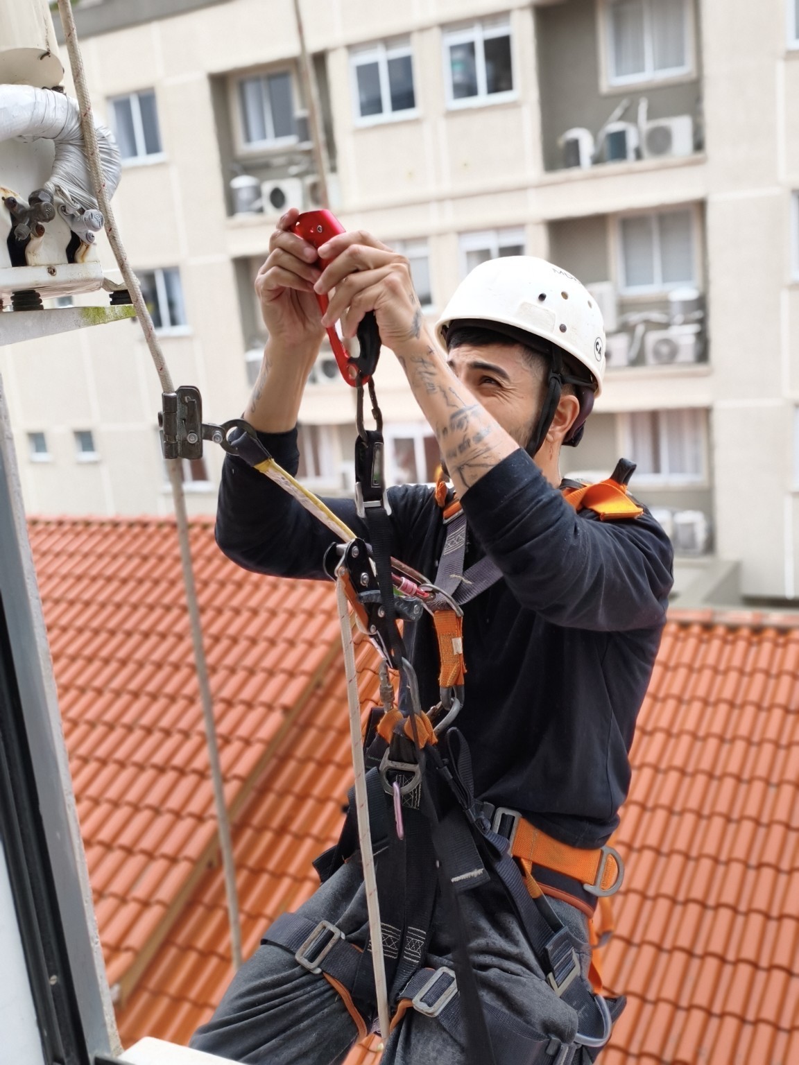 Técnico da Lartec executando serviço em altura